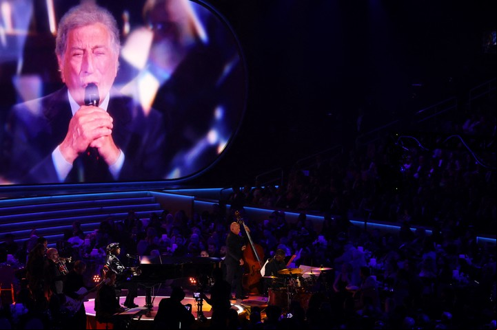 Stevie Wonder homenajeó al recordado Tony Bennett y cantó a dúo con un video. Foto: Reuters