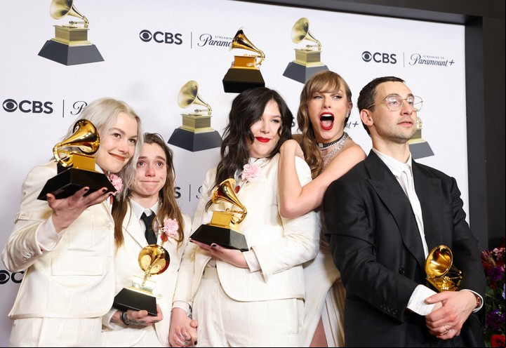 Taylor Swift festejando junto a boygenius y Jack Antonoff, otros de los grandes ganadores de la noche. Foto: REUTER.