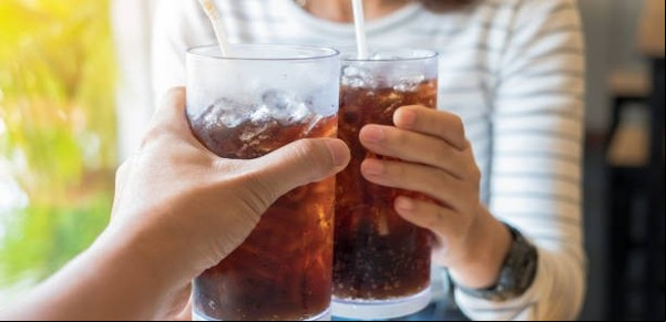 ¿Por qué las gaseosas light dan más hambre?