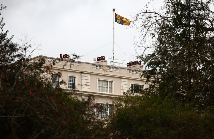 La bandera real flamea en Clarence House. Foto: HENRY NICHOLLS / AFP