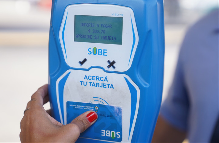 El descuento se realiza de manera automática con la tarjeta SUBE del beneficiario. Foto: Guillermo Rodríguez Adami.