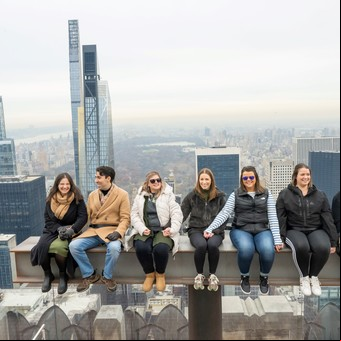 Imperdible: una nueva atracción en Nueva York recrea la icónica foto de los obreros en el Rockefeller Center 