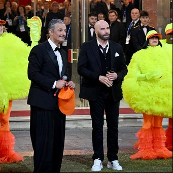"No me cabe": John Travolta se enojó en el Festival de Sanremo y tiró al suelo un sombrero que le quisieron poner a la fuerza