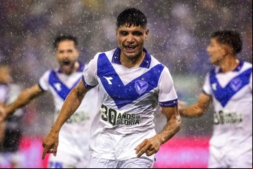 El impresionante golazo de Claudio Aquino para salvar a Vélez de una temprana eliminación en la Copa Argentina