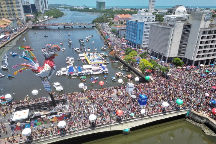Imágenes del Carnaval, con la comparsa Galo da Madrugada en Recife. Foto EFE/ Ney Douglas