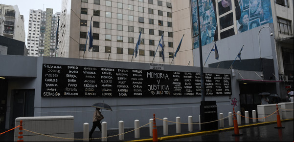 Una camioneta mal estacionada frente a la sede de la AMIA generó sospechas: la policía la abrió con una explosión controlada