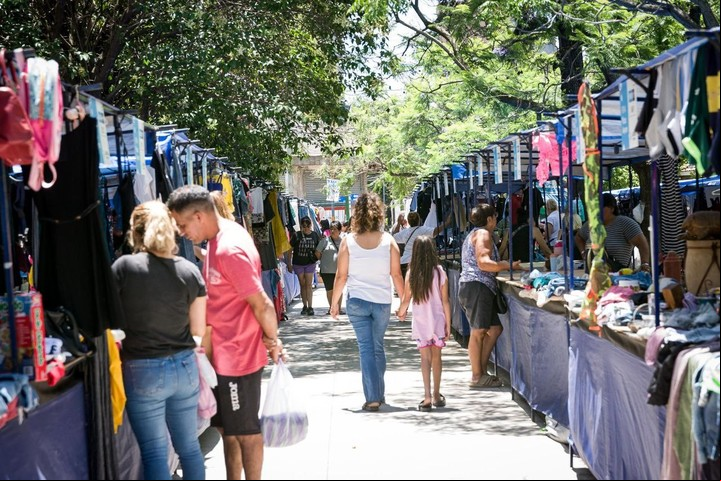 Hay nuevos puestos para feriantes y manteros en la plaza Auyero de Lanús.