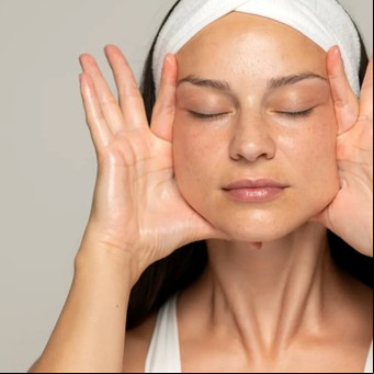 Las mejores técnicas de automasaje para rejuvenecer la cara a los 50 años