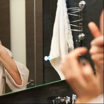 Cómo evitar el rostro caído y recuperar el contorno facial
