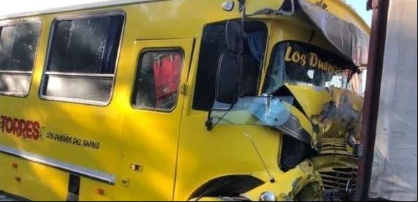 Susto para la banda de Sergio Torres: su colectivo se quedó sin frenos y chocó con un camión en Zárate