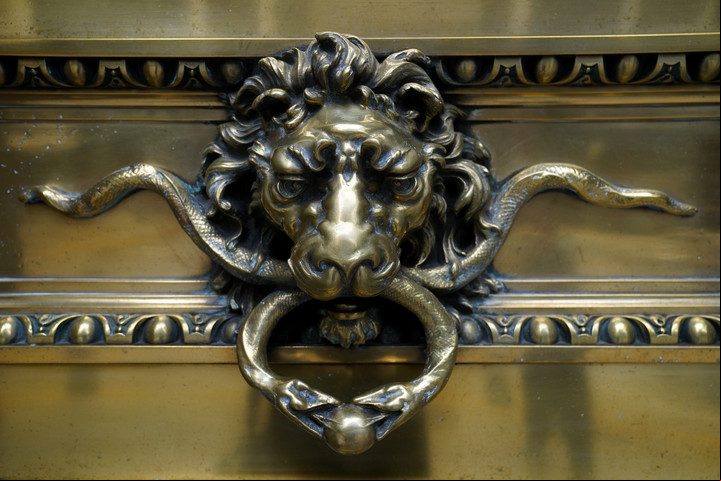 Detalles ornamentales de las puertas de ingreso. Foto Guillermo Rodríguez Adami
