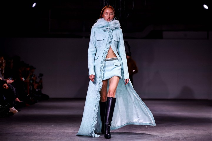 David Koma. Conjunto monocromático con detalles en flecos, de su colección otoño-invierno 2024. Foto: AFP.