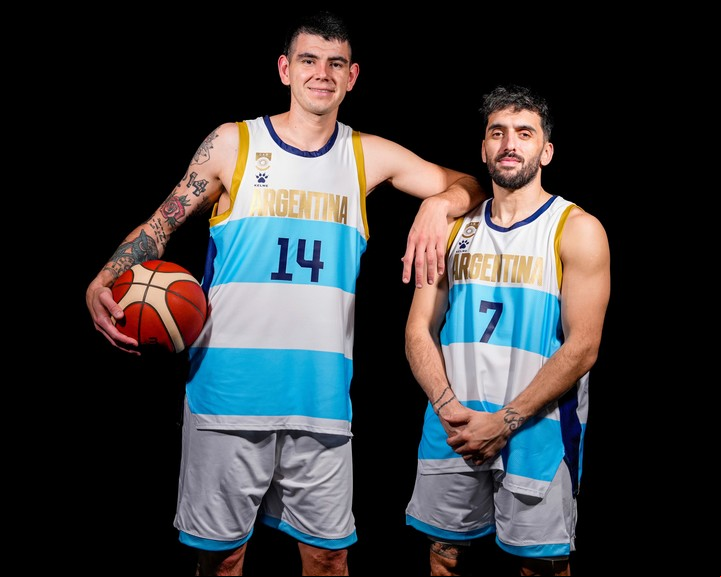 Nuevo diseño de la camiseta de la Selección Argentina de Básquet, rememorando la utilizada por la Generación Dorada en los Juegos Olímpicos de Atenas 2004.