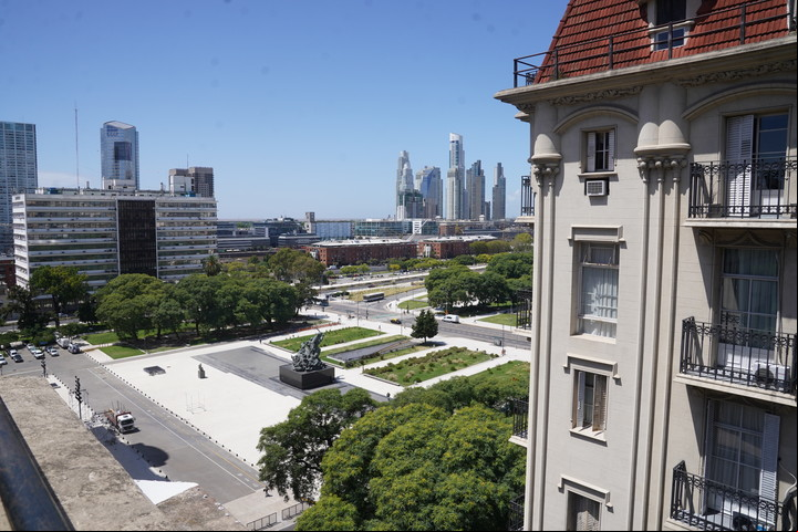 A la derecha, el edificio con tejas de la esquina de Sarmiento y Alem; de fondo, Puerto Madero y la escultura de Juana Azurduy. Foto Guillermo Rodríguez Adami
