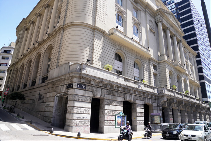 Vista desde Sarmiento: el desnivel que tuvo que "salvar" el arquitecto con el diseño del edificio. Detrás, la torre de Mario Roberto Alvarez. Foto Guillermo Rodríguez Adami
