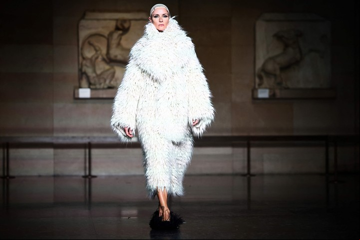 Erdem. Otra propuesta black and white en una cápsula que juega con la diversidad de géneros y texturas. Foto: AFP.
