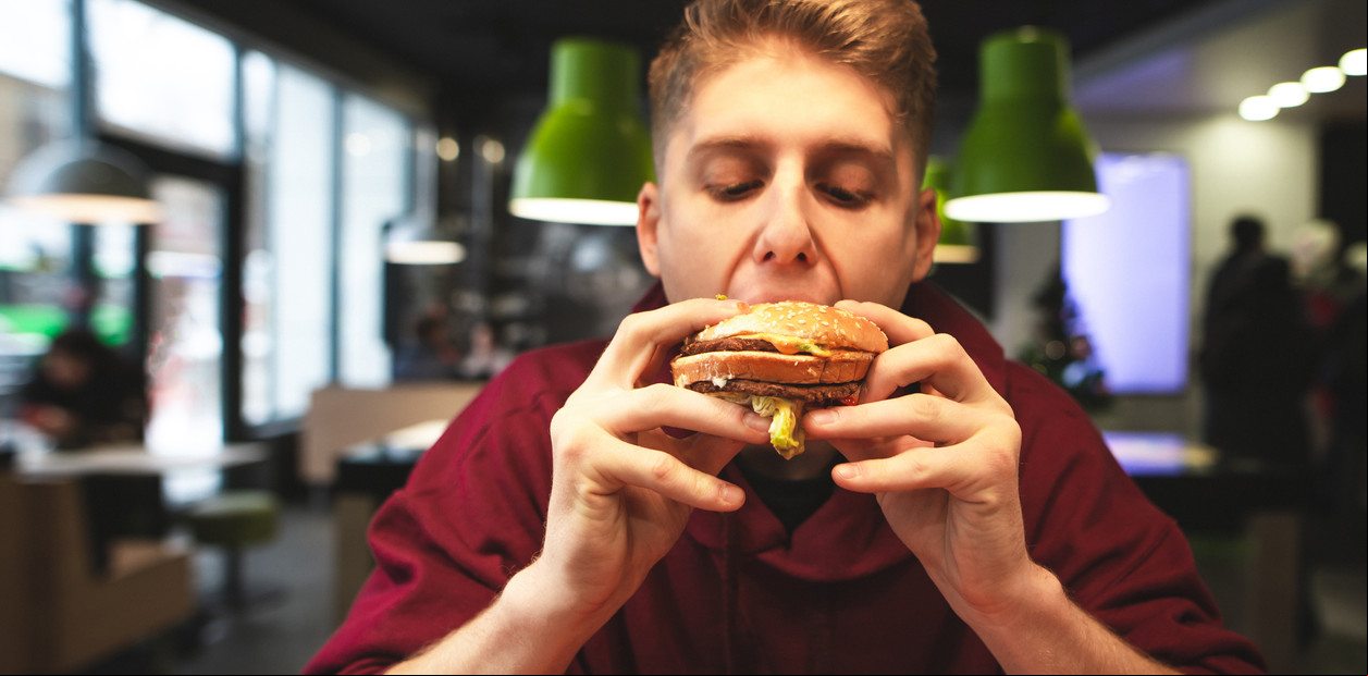 Qué significa comer siempre rápido, según un experto en psicología