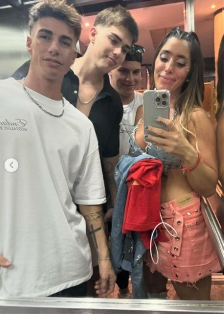Cata y algunos de sus excompañeros. Instagram.