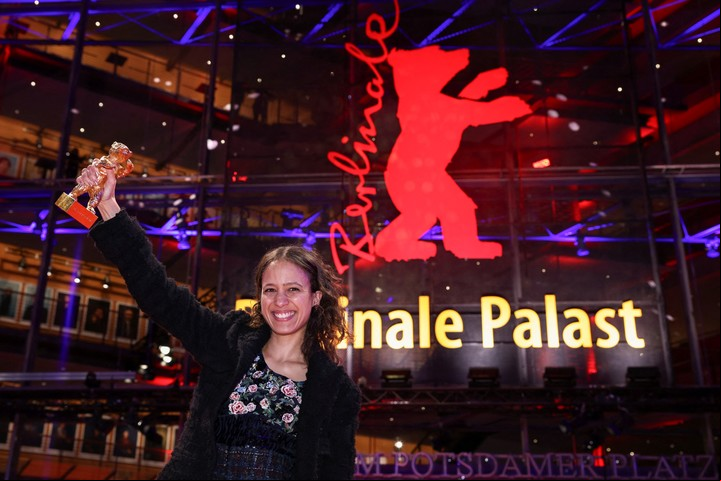 El director Mati Diop posa con el Oso de Oro a la Mejor Película por 'Dahomey', tras la ceremonia de entrega de premios del 74º Festival Internacional de Cine de la Berlinale en Berlín, Alemania, 24 de febrero de 2024. REUTERS/Liesa Johannssen
