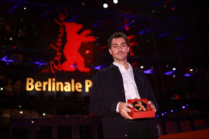 Francisco Lezama posa con su Oso de Oro al Mejor Cortometraje. EFE/EPA/CLEMENS BILAN