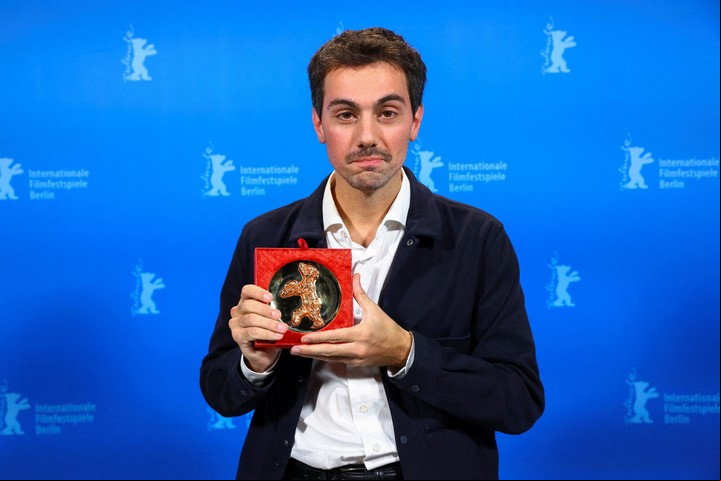 Francisco Lezama con su Oso de Oro en la Berlinale. Foto: AFP