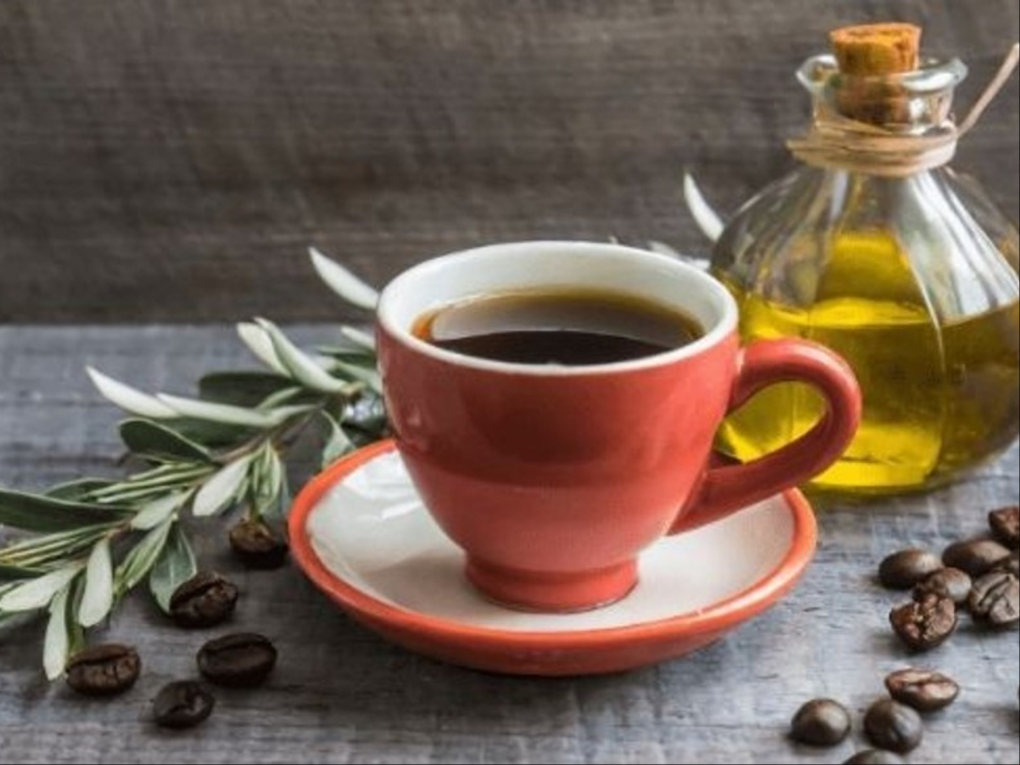 Café con aceite de oliva: cómo preparar la bebida de moda con beneficios para la salud