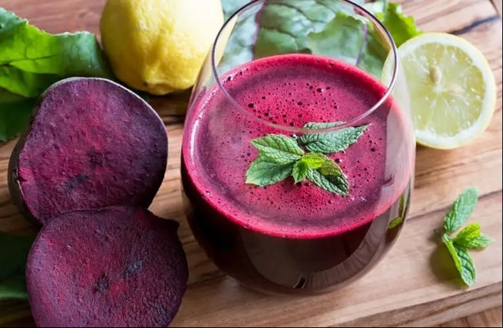 Batido remolacha jengibre y limón, una combinación muy potente.