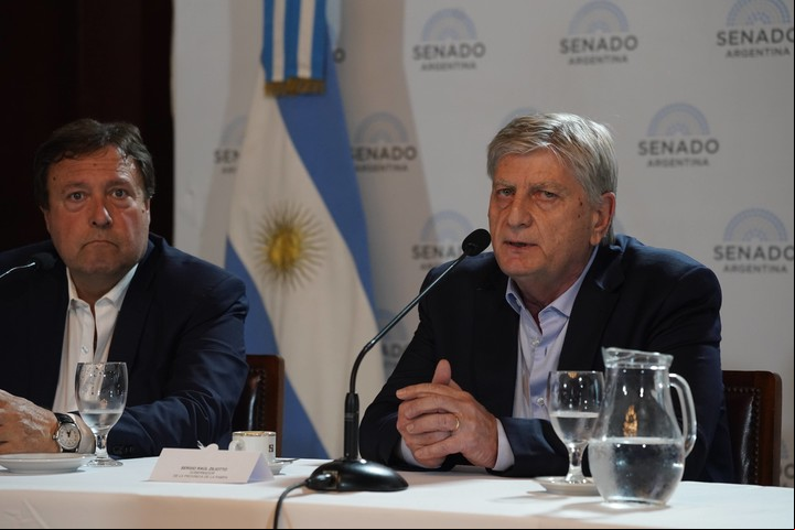 Los gobernadores de Río Negro, Alberto Weretileck y el de La Pampa, Sergio Ziliotto. Foto Juano Tesone