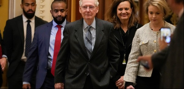 Estados Unidos: tras quedar paralizado en público, el líder de la mayoría republicana en el Senado dejará su cargo