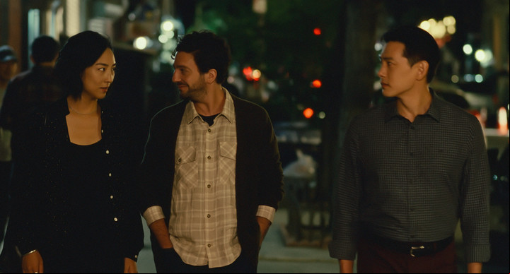 Miradas. Greta Lee, John Magaro (el esposo de la potagonista) y
Teo Yoo.
