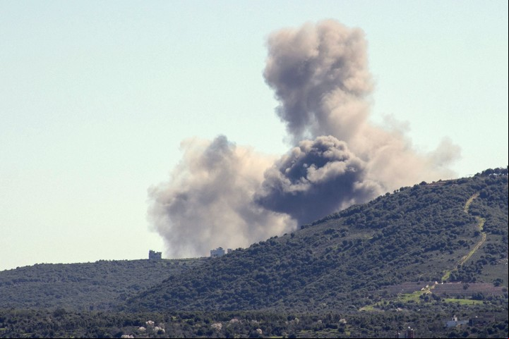 Una nube de humo sale del lugar donde se ha producido un ataque aéreo israelí en las afueras de la localidad de Ramia, en el sur de Líbano, cerca de la frontera con Israel, el 29 de febrero de 2024, en medio de las tensiones transfronterizas que siguen produciéndose mientras continúan los combates entre Israel y los militantes palestinos de Hamás en la Franja de Gaza. (Fotografía de KAWNAT HAJU / AFP)