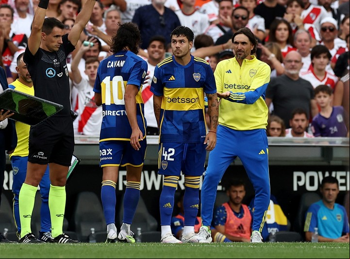 Cavani salió reemplazado en el Monumental y cinco minutos después llegó el empate de Boca. Foto: REUTERS / Agustin Marcarian.
