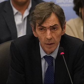 El Gobierno desplazó al secretario de Energía y Santiago Caputo acordó con Macri para manejar el área