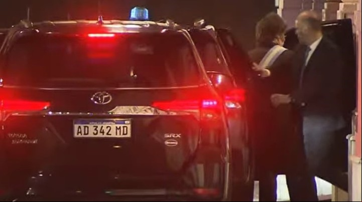 Javier Milei, con la banda presidencial saliendo de Casa Rosada rumbo al Congreso