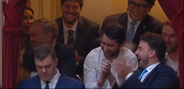 “Conan es cordobés”, el palco de tuiteros, el diputado que escuchó todo el discurso de espaldas y lo que no se vio del discurso de Milei en el Congreso