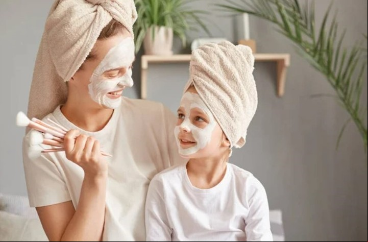 La rutina del cuidado de la piel en niñas y adolescentes debe ser consultada con un especialista. Foto: Depositphotos.