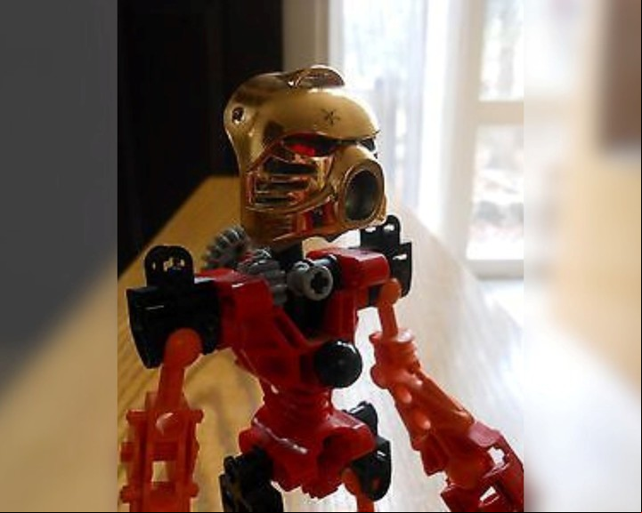 Ejemplo. La máscara de oro, colocada en uno de los personajes de Bionicle. Foto: ilustrativa/Worthpoint.