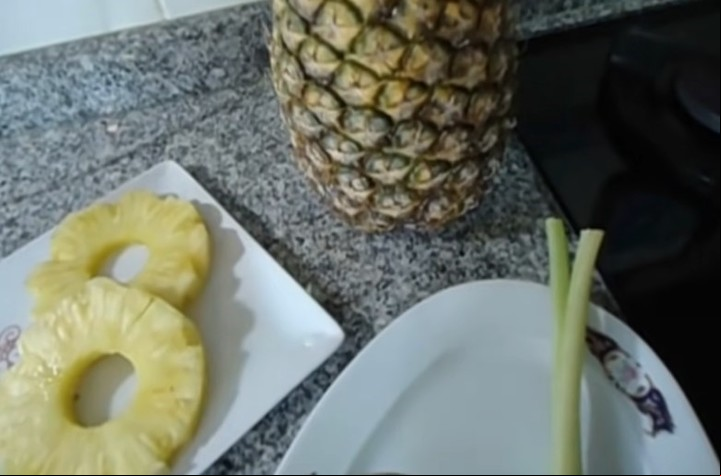 El ananá o pila con apio es una buena combinación. 