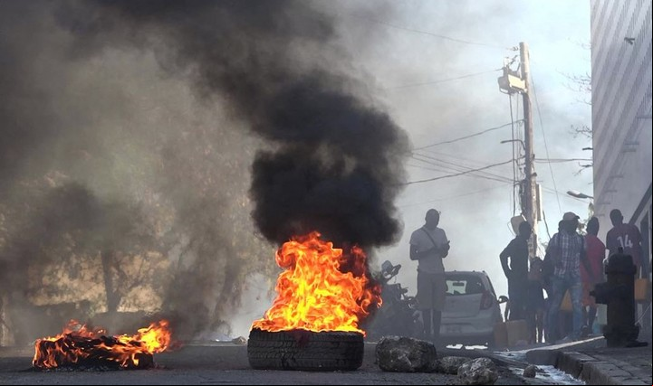 Neumáticos arden frente a la penitenciaría de Puerto Príncipe. Foto: Luckenson Jean / AFP