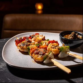 Brochette de langostinos y panceta