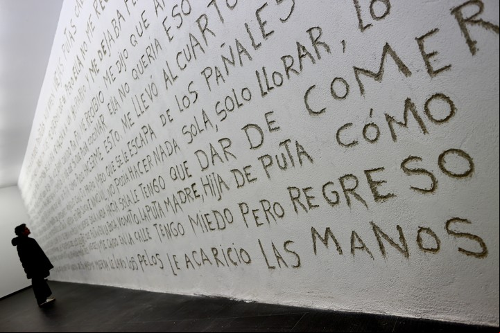 Con la violencia de un grafitti hecho con un puñal. Foto de Cézaro de Luca