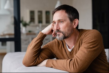 Por qué los pensamientos negativos se apoderan de tu cabeza y cómo combatirlos, según tres expertos