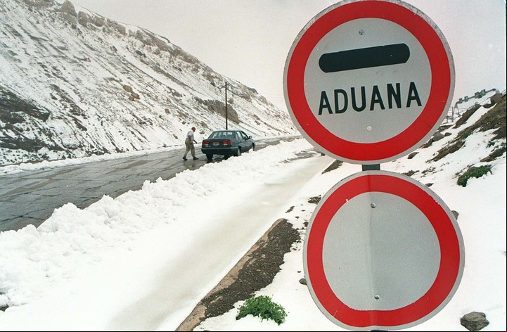 La nieve, una compañía habitual en el Camino de Alta Montaña de Mendoza durante la temporada de invierno.