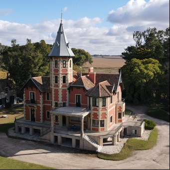 Escapada rural: el majestuoso castillo bonaerense del siglo XIX donde se disfruta de un asado criollo y jardines históricos
