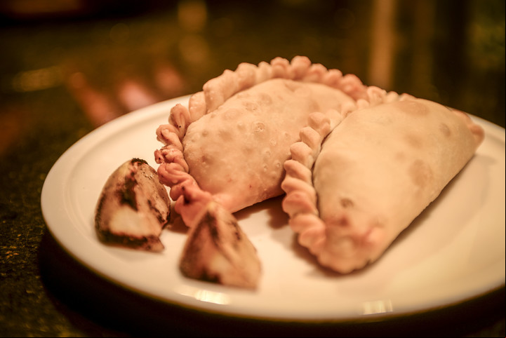 Empanadas de carne, una de las entradas del restaurante de Michell Rolland. Foto: Constanza Niscovolos.