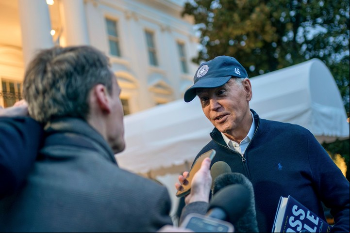 El presidente Joe Biden habla con los periodistas antes de salir de la Casa Blanca, en Washington. Foto New York Times
