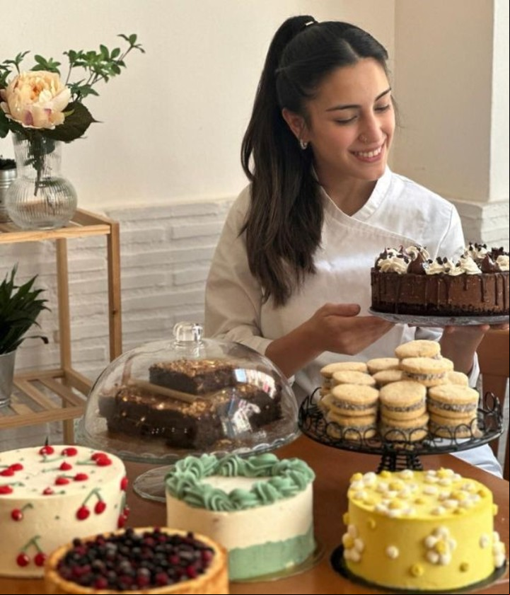 Martina en una producción de fotos para "Martinica Patisserie". Foto: @martuobaj, Instagram.