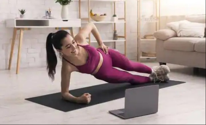 La plancha puede tener variaciones para elevar la dificultad del ejercicio.