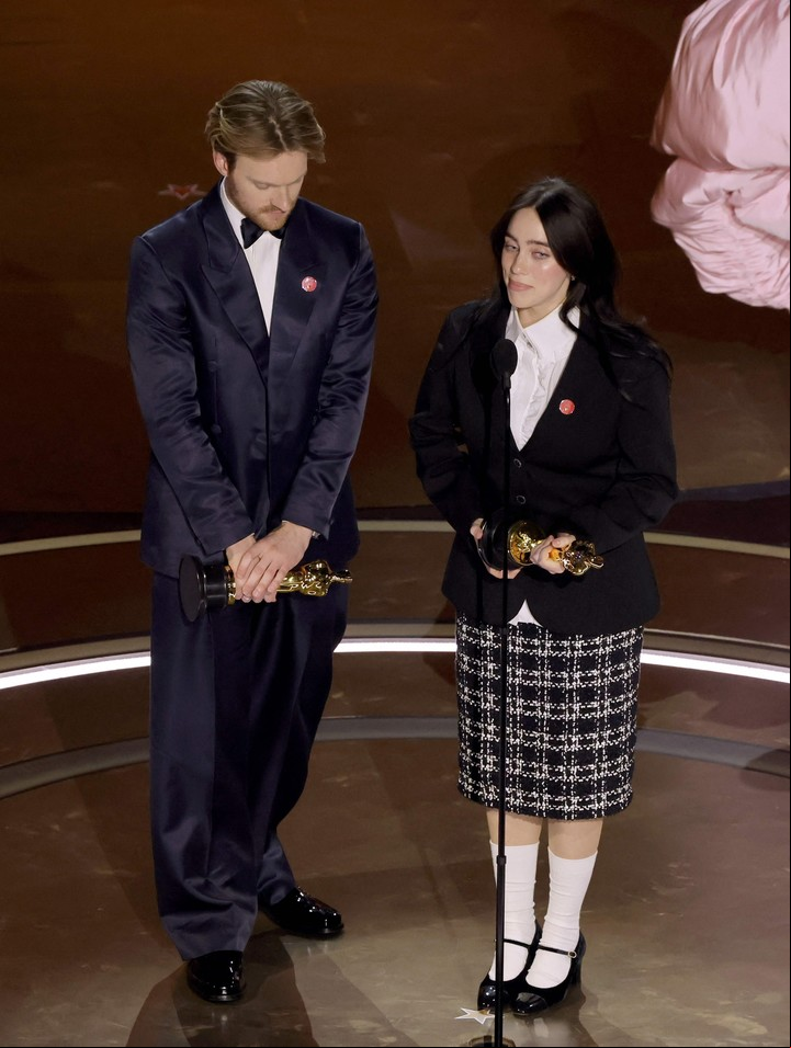 Finneas O'Connell y su hermana Billie Eilish. Foto AFP