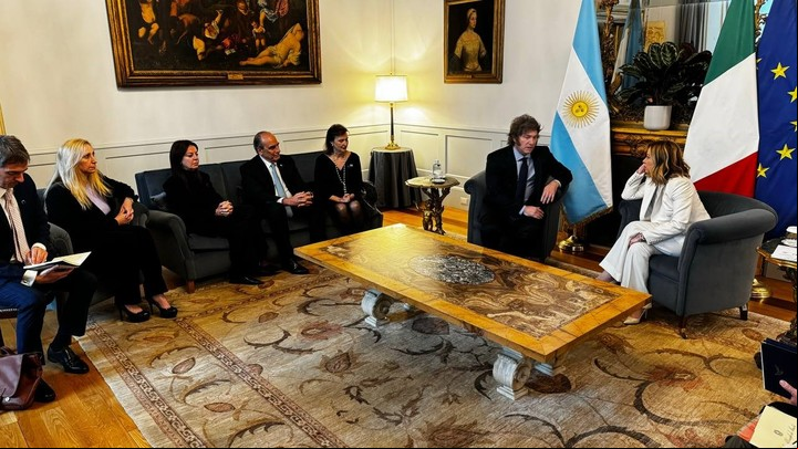 Milei fue a la reunión con Meloni acompañado por su hermana Karina, la canciller Diana Mondino, el ministro del Interior, Guillermo Francos, y la ministra de Capital Humano, Sandra Pettovello.
